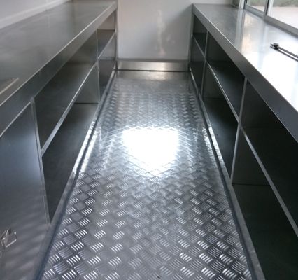 Τρέιλερ γρήγορου φαγητού στις Ηνωμένες Πολιτείες με εξοπλισμό κουζίνας και μικρή κινητή κουζίνα