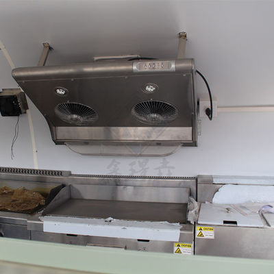 Κατασκευαστής σνακ σε φορητό ηλεκτρικό τροχόσπιτο με τροχούς και καρότσι ζαχαροπλαστικής