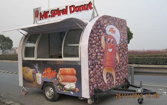 Εξωτερικές αγροτικές εκμεταλλεύσεις που πωλούν τρόφιμα σε πλήρως εξοπλισμένο κινητό τροφικό τροχόσπιτο