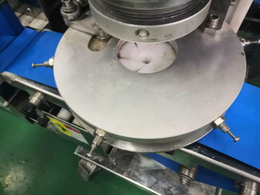 Μεγάλη παραγωγικότητα Μικρό αυτόματο Τραπέζι Τύπου τηγανητές πατάτες Κροκέτα μπισκότα κρέας παγωτό Mochi σχηματισμού και ενσωμάτωσης μηχανή