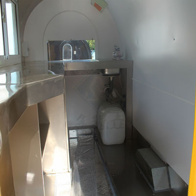 Απομονωμένο Hot Food Street Mobile Kitchen Trailer Η απόλυτη λύση για τα σνακ.