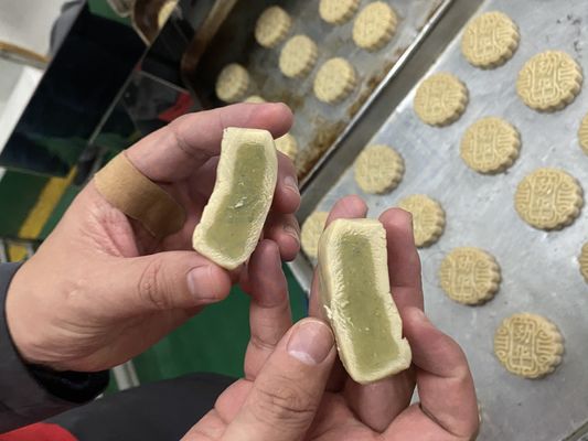 20-135pcs/min Εργασιακή ικανότητα Μηχανή ενσωμάτωσης για την παραγωγή πολυλειτουργικών μπισκότων