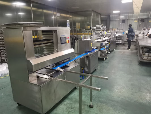 Εργασιακή ικανότητα 20-135pcs/min SS304 Mochi Ice Cream PLC Control Encrusting Machine