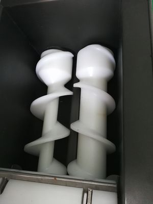 Εργασιακή ικανότητα 20-135pcs/min SS304 Mochi Ice Cream PLC Control Encrusting Machine