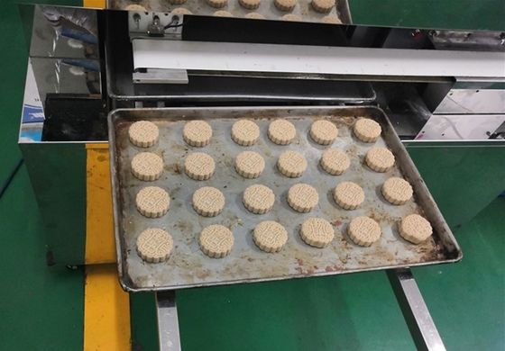 Εργασιακή ικανότητα 20-135pcs/min SS304 Mochi Ice Cream PLC Control Encrusting Machine