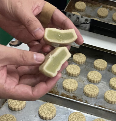 Εργασιακή ικανότητα 20-135pcs/min SS304 Mochi Ice Cream PLC Control Encrusting Machine