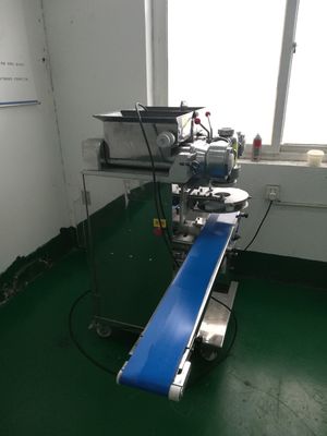 Μεγάλη παραγωγικότητα PLC ελέγχου Encrusting Making Machine για Red Bean ψωμί γέμιση