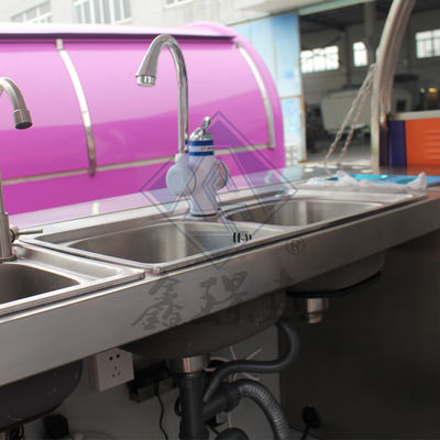 Μετακίνητο φορτηγό τροφίμων με ένα ή δύο άξονες με κάλυψη και εξατομικευμένο εξοπλισμό μαγειρικής