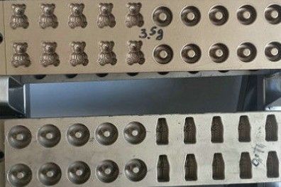 30-60kg/h Ικανότητα μαλακή ζελετίνη ζελατίνη αρκούδα Γλυκιά μηχανή για τα καταστήματα ένδυσης