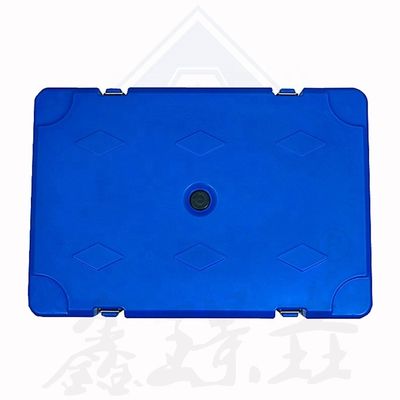 Εστιατόριο που σερβίρει πιάτο με ξύλο κουτί με απομονωμένη τσάντα επένδυσης και μπουκάλι καφέ