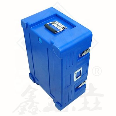 Εστιατόριο που σερβίρει πιάτο με ξύλο κουτί με απομονωμένη τσάντα επένδυσης και μπουκάλι καφέ